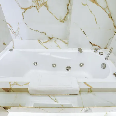 The Canopy Loft, A Curated 5-star Experience Athens